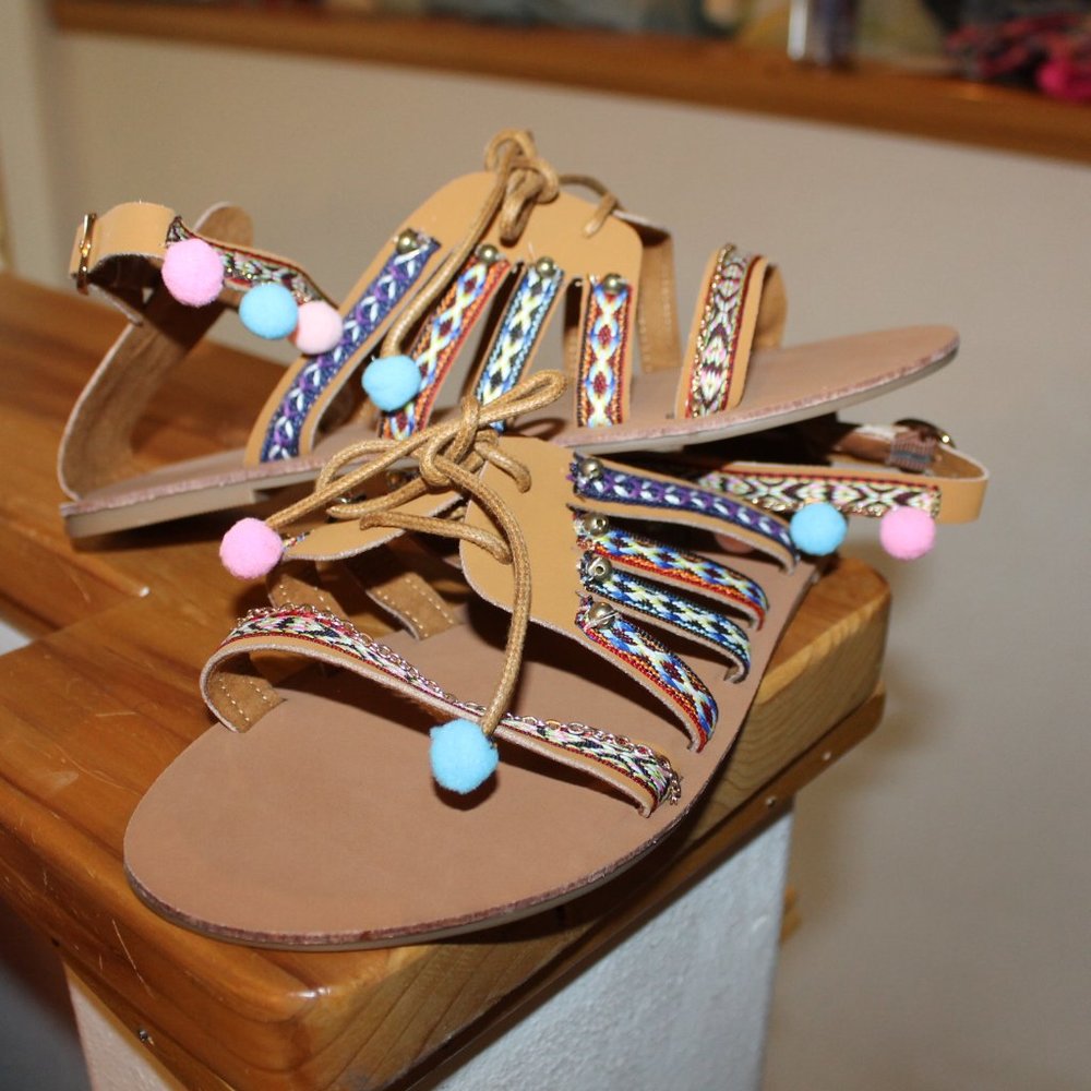 boho strappy pom pom flat sandal 9 US NWOT